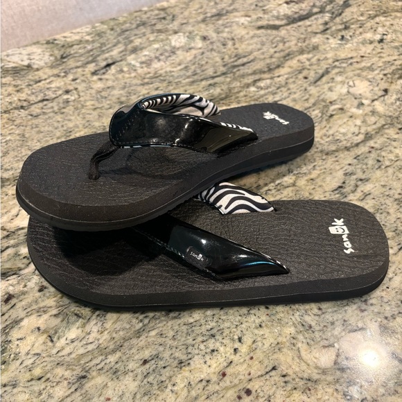 Sanuk Flip-Flops- Size 7 - Black & White - gently worn a few times - Picture 3 of 5